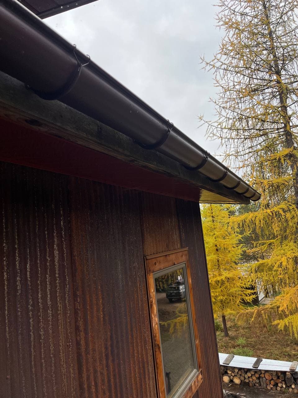 Seamless gutter installation along roofline
