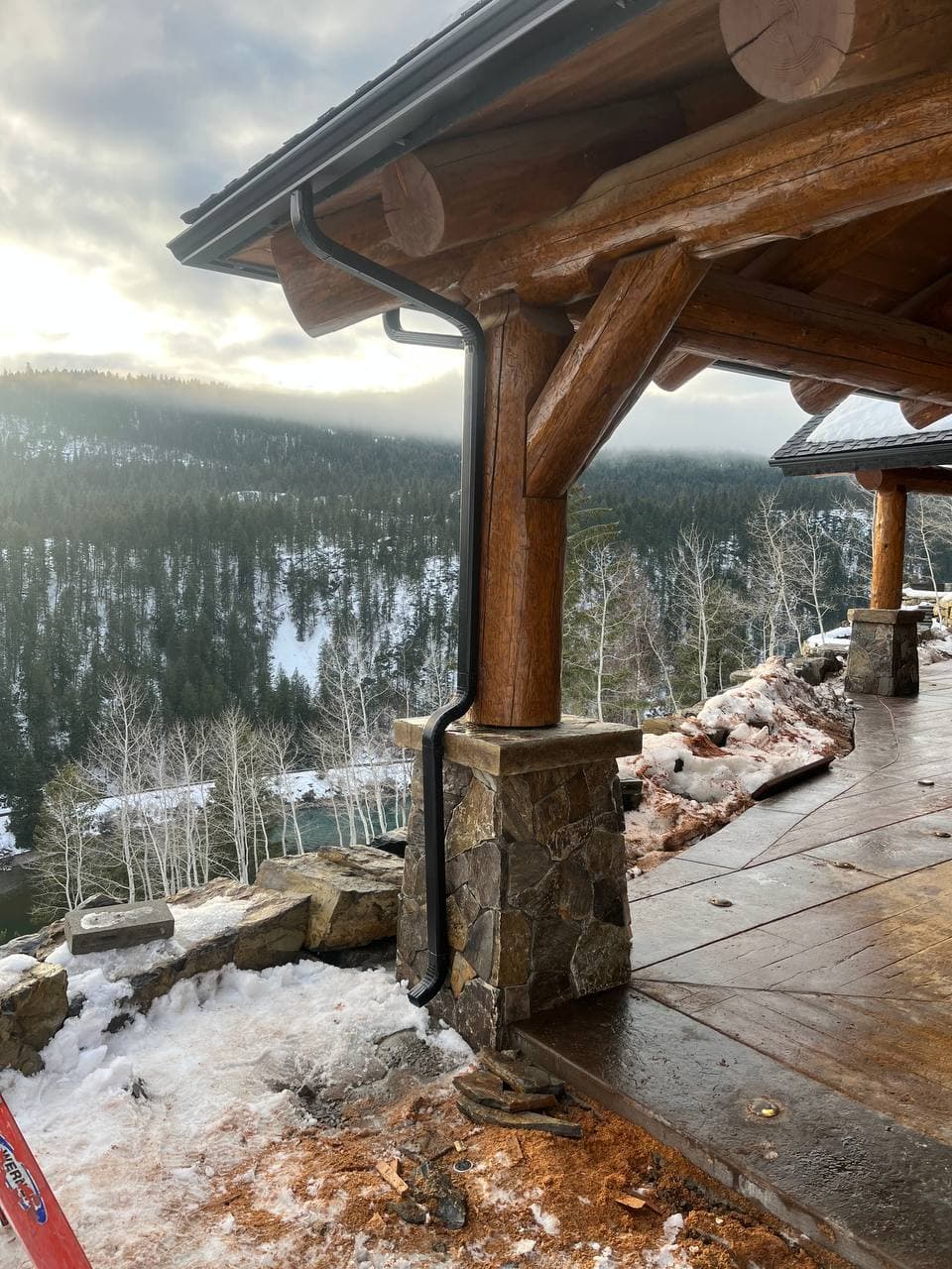 Log cabin in North Idaho with new seamless gutters installed